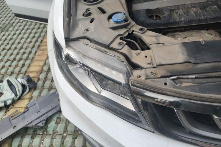 Used Geely Auto Emgrand X7 Sport 2018 2.0L Manual Two-Wheel Drive Zhiya Version Right Front Headlight