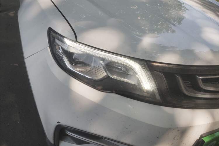 Used Geely Auto Emgrand X7 Sport 2018 1.8TD Automatic Two-Wheel Drive Smart 4G Connected Version Right Front Headlight