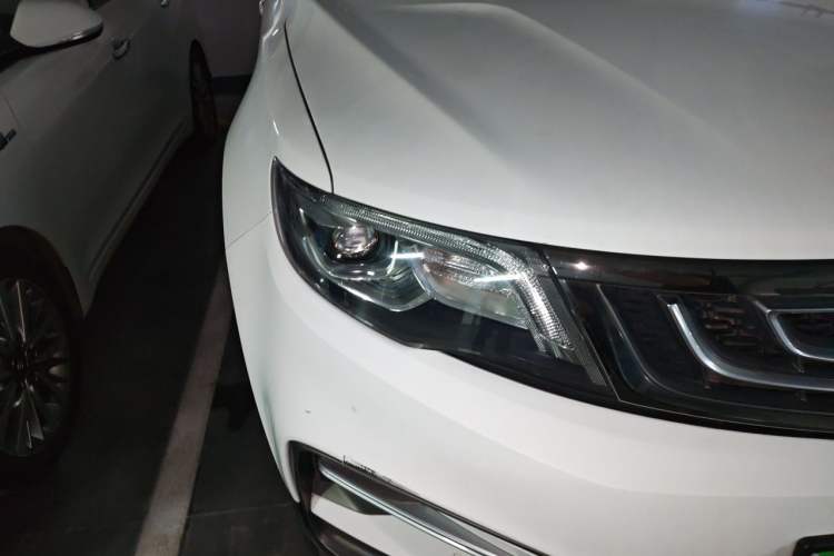 Used Geely Auto Emgrand X7 Sport 2018 1.8TD Automatic Two-Wheel Drive Smart 4G Connected Version Right Front Headlight