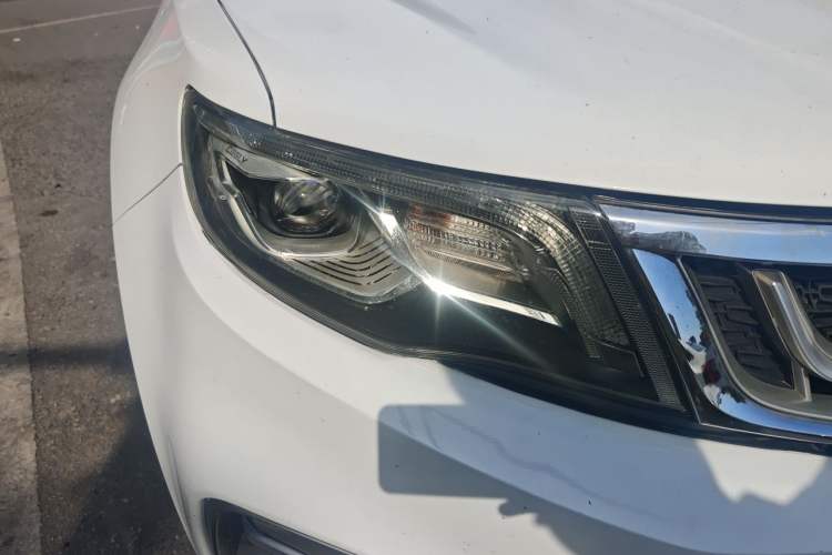 Used Geely Auto Emgrand X7 Sport 2018 1.8TD Automatic Two-Wheel Drive Smart Connect 4G Internet Edition Right Front Headlight