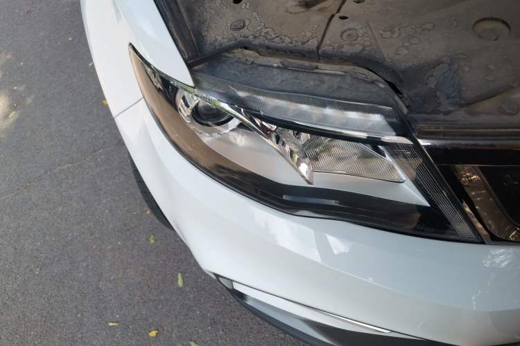 Used Geely Auto Emgrand X7 Sport 2018 1.8TD Manual Two-Wheel Drive Zhiya Model Right Front Headlight