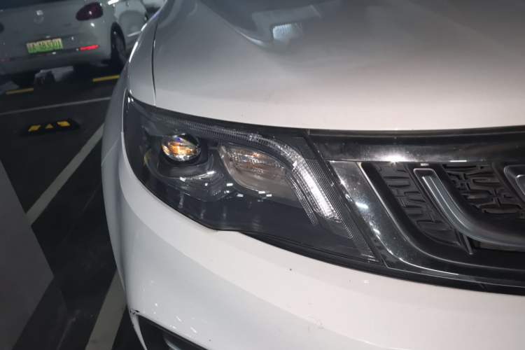 Used Geely Auto Emgrand X7 Sport 2018 1.8TD Automatic Two-Wheel Drive Smart Connect 4G Internet Edition Right Front Headlight
