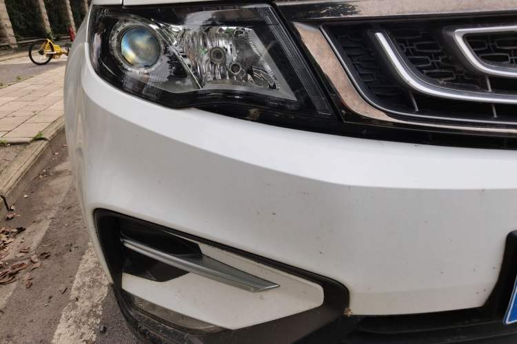 Used Geely Auto Emgrand X7 Sport 2018 1.8TD Manual Two-Wheel Drive Zhiya Model Right Front Headlight