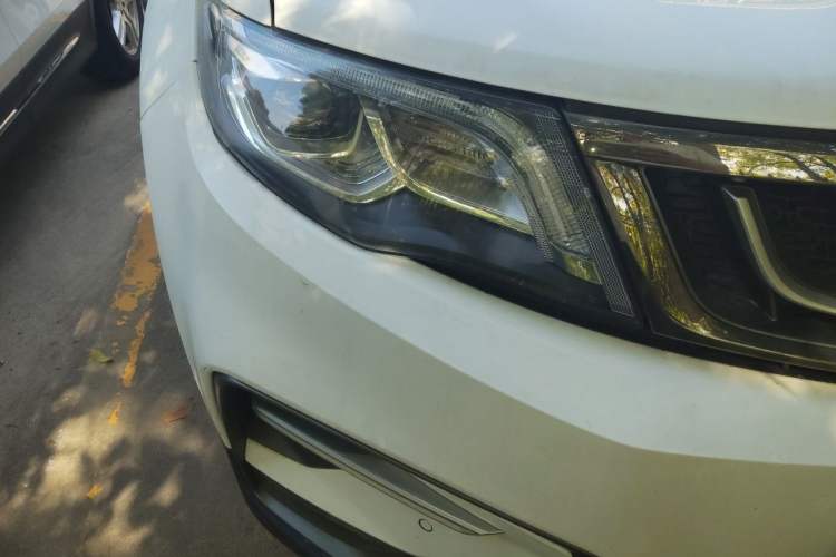 Used Geely Auto Emgrand X7 Sport 2018 1.8TD Automatic Two-Wheel Drive Smart Connect 4G Internet Edition Right Front Headlight