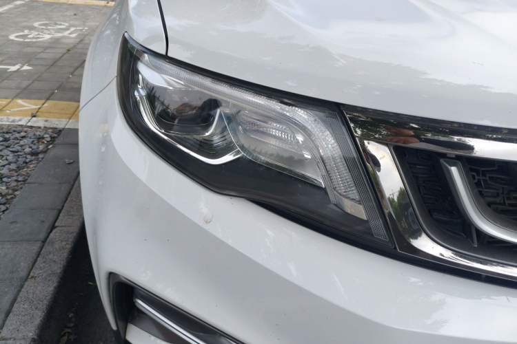 Used Geely Auto Emgrand X7 Sport 2018 1.8TD Automatic Two-Wheel Drive ZhiZun Model with 4G Connectivity Right Front Headlight