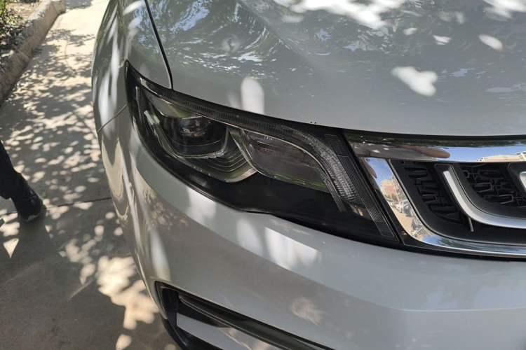 Used Geely Auto Emgrand X7 Sport 2018 1.8TD Automatic Two-Wheel Drive Smart Connect 4G Internet Edition Right Front Headlight