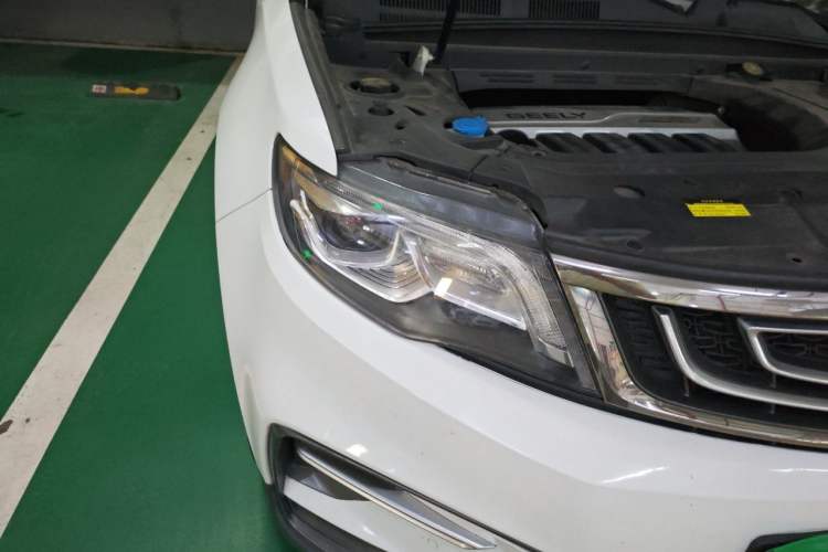 Used Geely Auto Emgrand X7 Sport 2018 1.8TD Automatic Two-Wheel Drive Smart Connect 4G Internet Edition Right Front Headlight