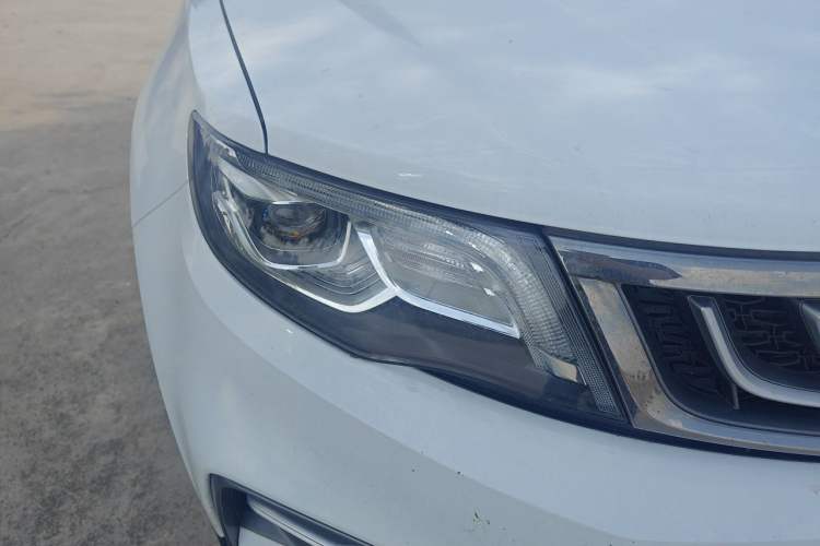 Used Geely Auto Emgrand X7 Sport 2018 1.8TD Automatic Two-Wheel Drive Smart Connect 4G Internet Edition Right Front Headlight