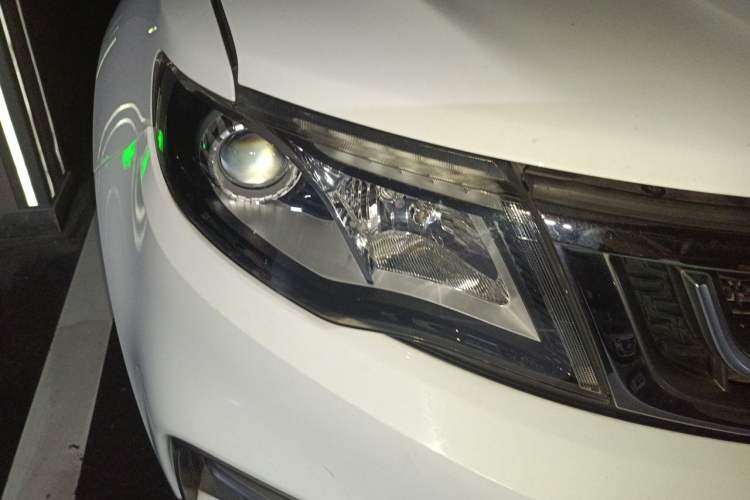 Used Geely Auto Emgrand X7 Sport 2018 1.8TD Automatic Two-Wheel Drive Zhiya Model Right Front Headlight
