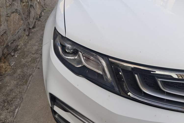 Used Geely Auto Emgrand X7 Sport 2018 1.8TD Automatic Two-Wheel Drive Smart Connect 4G Internet Edition Right Front Headlight