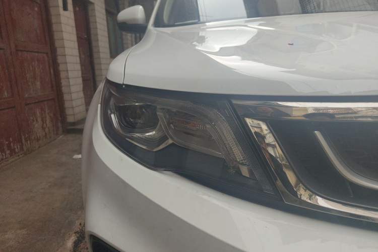 Used Geely Auto Emgrand X7 Sport 2018 1.8TD Automatic Two-Wheel Drive Smart Connect 4G Internet Edition Right Front Headlight