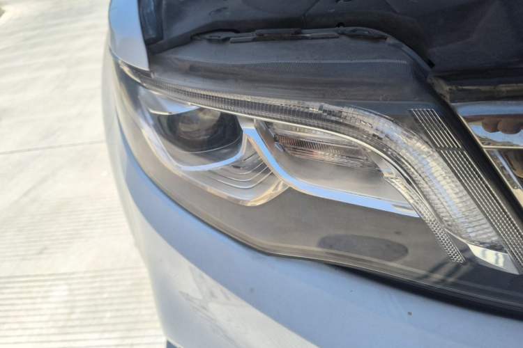 Used Geely Auto Emgrand X7 Sport 2018 Revised Version 1.8TD Automatic Two-Wheel Drive Smart Connectivity 4G-Enabled Edition Right Front Headlight