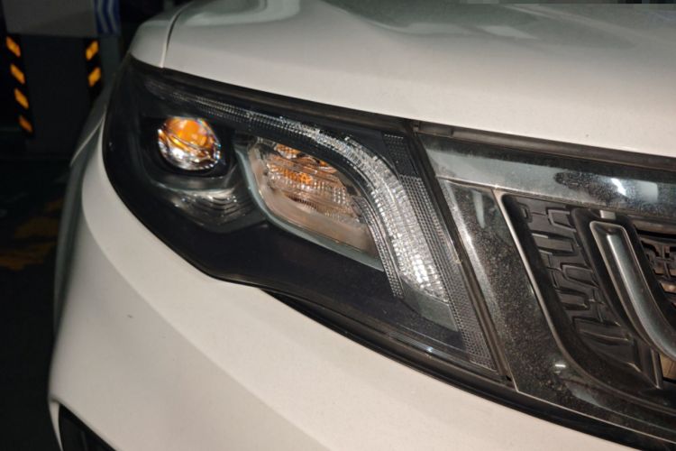 Used Geely Auto Emgrand X7 Sport 2018 1.8TD Automatic Two-Wheel Drive Smart 4G Connected Version Right Front Headlight