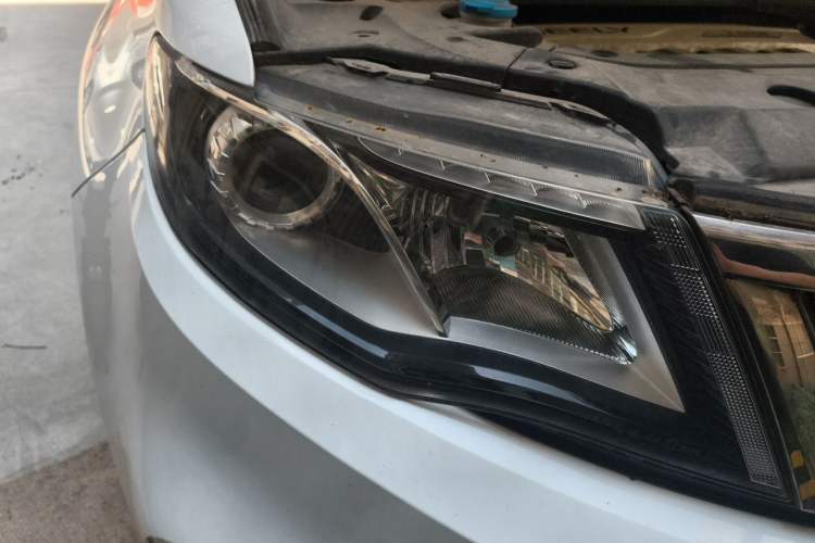 Used Geely Auto Emgrand X7 Sport 2018 1.8TD Automatic Two-Wheel Drive Zhiya Model Right Front Headlight