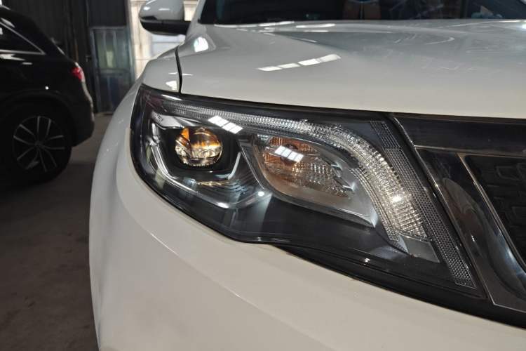Used Geely Auto Emgrand X7 Sport 2018 1.8TD Automatic Two-Wheel Drive Smart Connect 4G Internet Edition Right Front Headlight