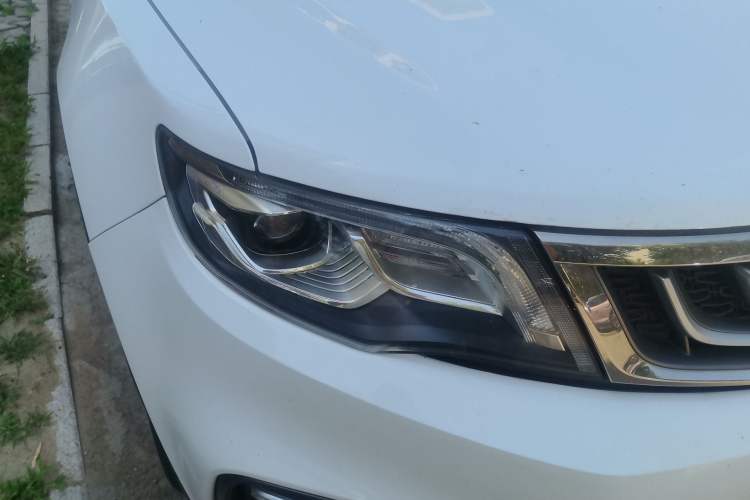 Used Geely Auto Emgrand X7 Sport 2018 1.8TD Automatic Two-Wheel Drive Smart Connect 4G Internet Edition Right Front Headlight