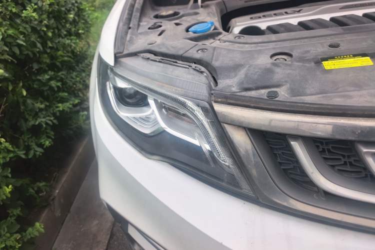 Used Geely Auto Emgrand X7 Sport 2018 1.8TD Automatic Two-Wheel Drive Smart Connect 4G Internet Edition Right Front Headlight