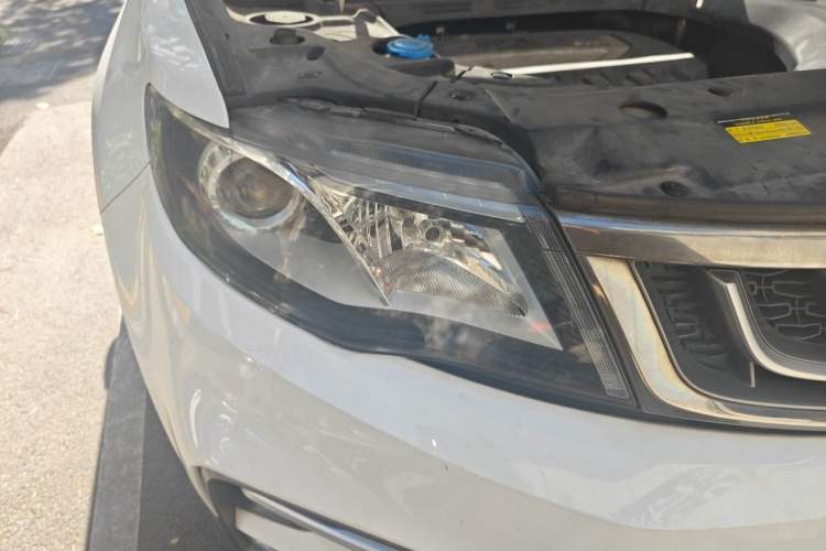 Used Geely Auto Emgrand X7 Sport 2018 2.0L Manual Two-Wheel Drive Zhiya Version Right Front Headlight