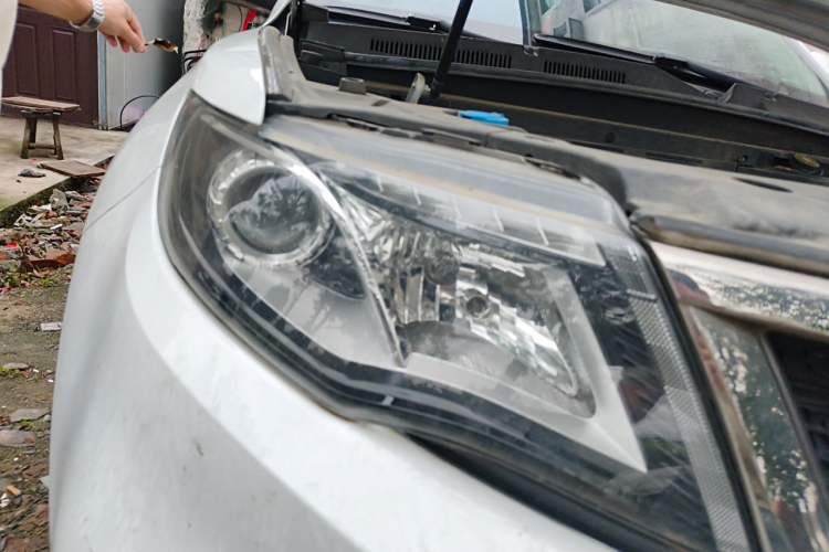 Used Geely Auto Emgrand X7 Sport 2018 1.8TD Automatic Two-Wheel Drive Zhiya Model Right Front Headlight