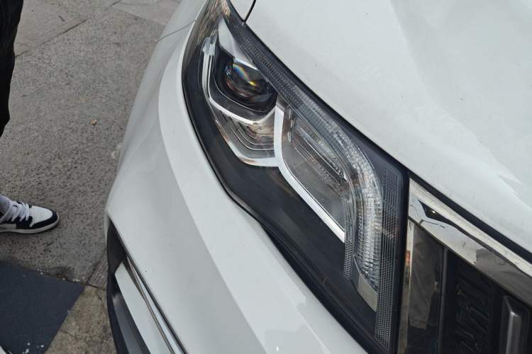 Used Geely Auto Emgrand X7 Sport 2018 1.8TD Automatic Two-Wheel Drive Smart Connect 4G Internet Edition Right Front Headlight
