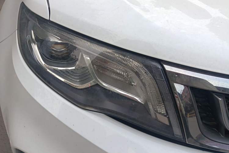 Used Geely Auto Emgrand X7 Sport 2018 Revised Version 1.8TD Automatic Two-Wheel Drive Smart Connectivity 4G-Enabled Edition Right Front Headlight