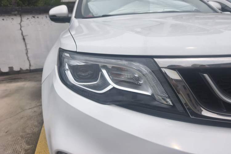 Used Geely Auto Emgrand X7 Sport 2018 Revised Version 1.8TD Automatic Two-Wheel Drive Smart Connectivity 4G-Enabled Edition Right Front Headlight