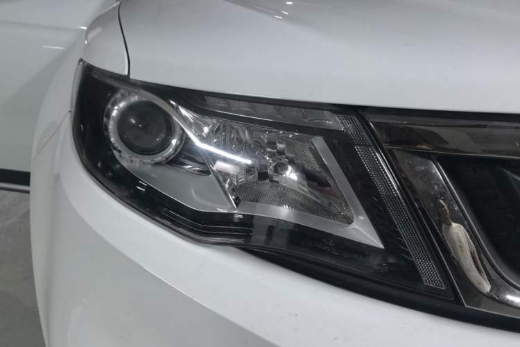Used Geely Auto Emgrand X7 Sport 2018 1.8TD Automatic Two-Wheel Drive Zhiya Model Right Front Headlight
