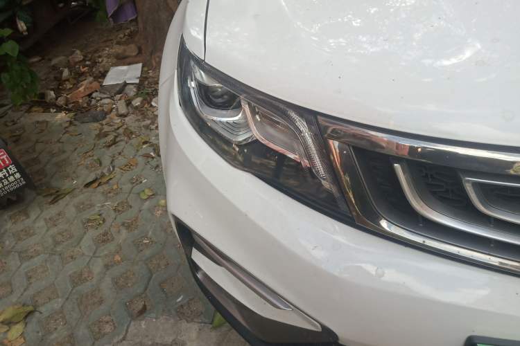 Used Geely Auto Emgrand X7 Sport 2018 1.8TD Automatic Two-Wheel Drive Smart Connect 4G Internet Edition Right Front Headlight