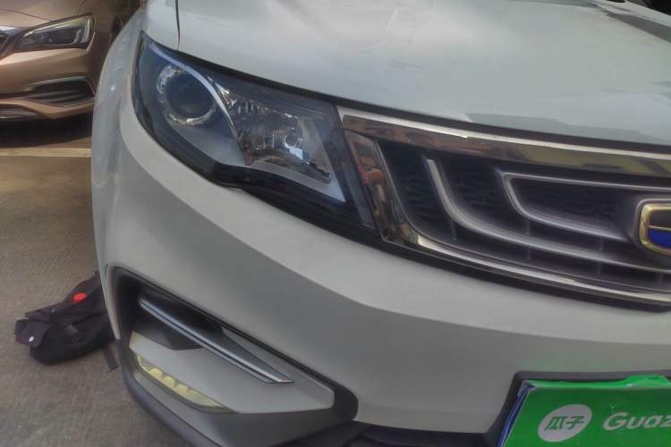 Used Geely Auto Emgrand X7 Sport 2018 1.8TD Automatic Two-Wheel Drive Zhiya Model Right Front Headlight