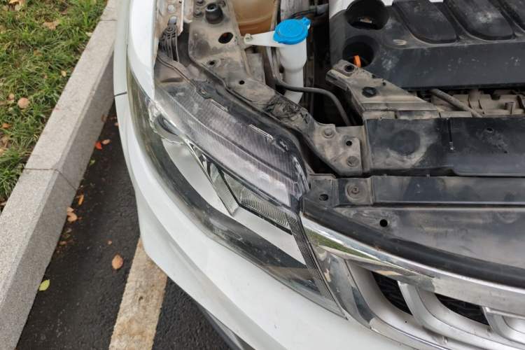 Used Geely Auto Emgrand X7 Sport 2018 1.8TD Automatic Two-Wheel Drive Zhiya Model Right Front Headlight
