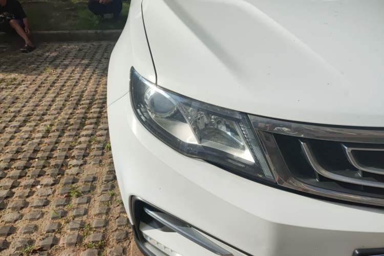 Used Geely Auto Emgrand X7 Sport 2018 1.8TD Automatic Two-Wheel Drive Zhiya Model Right Front Headlight