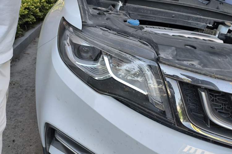 Used Geely Auto Emgrand X7 Sport 2018 Revised Version 1.8TD Automatic Two-Wheel Drive Smart Connectivity 4G-Enabled Edition Right Front Headlight