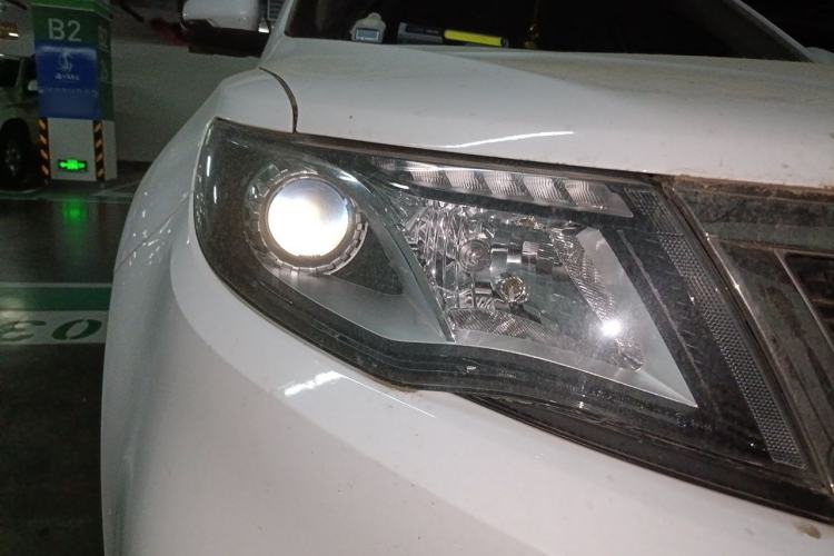 Used Geely Auto Emgrand X7 Sport 2018 1.8TD Automatic Two-Wheel Drive Zhiya Model Right Front Headlight