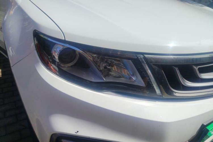 Used Geely Auto Emgrand X7 Sport 2018 1.8TD Automatic Two-Wheel Drive Zhiya Model Right Front Headlight