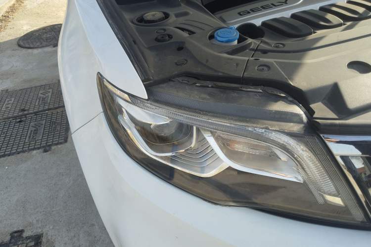 Used Geely Auto Emgrand X7 Sport 2018 1.8TD Automatic Two-Wheel Drive Smart Connect 4G Internet Edition Right Front Headlight
