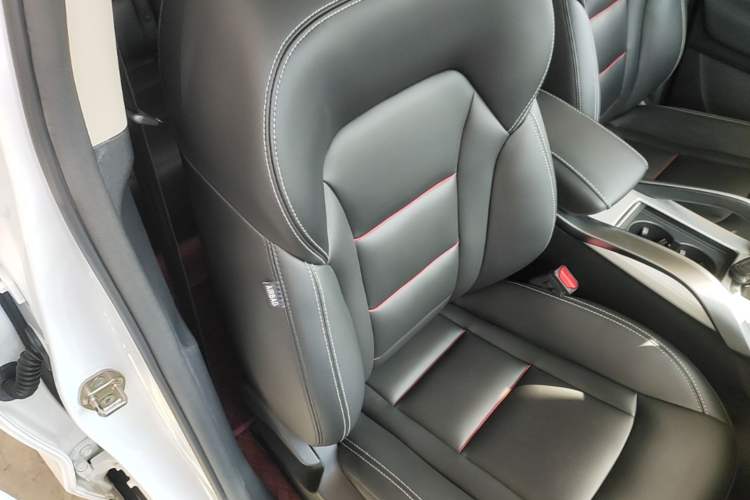 Used Geely Auto Emgrand X7 Sport 2018 1.8TD Automatic Two-Wheel Drive Smart 4G Connected Version Right Front Seat