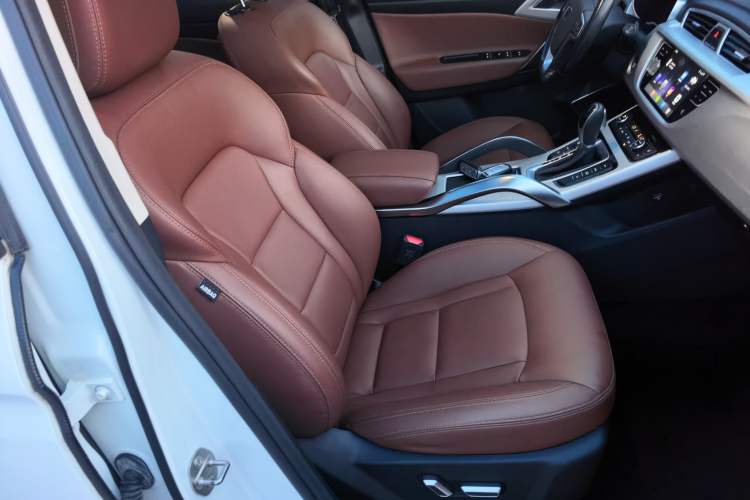 Used Geely Auto Emgrand X7 Sport 2018 1.8TD Automatic Two-Wheel Drive ZhiZun Model with 4G Connectivity Right Front Seat