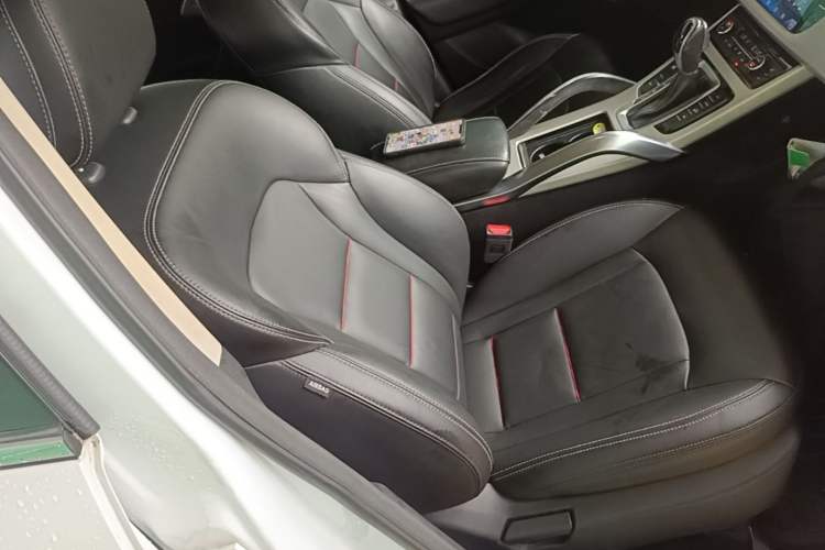Used Geely Auto Emgrand X7 Sport 2018 1.8TD Automatic Two-Wheel Drive Smart Connect 4G Internet Edition Right Front Seat
