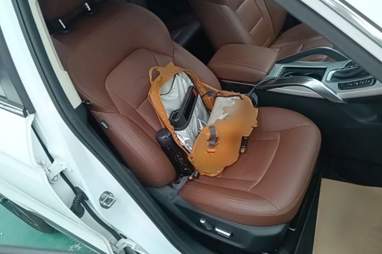 Used Geely Auto Emgrand X7 Sport 2018 1.8TD Automatic Two-Wheel Drive ZhiZun Model with 4G Connectivity Right Front Seat