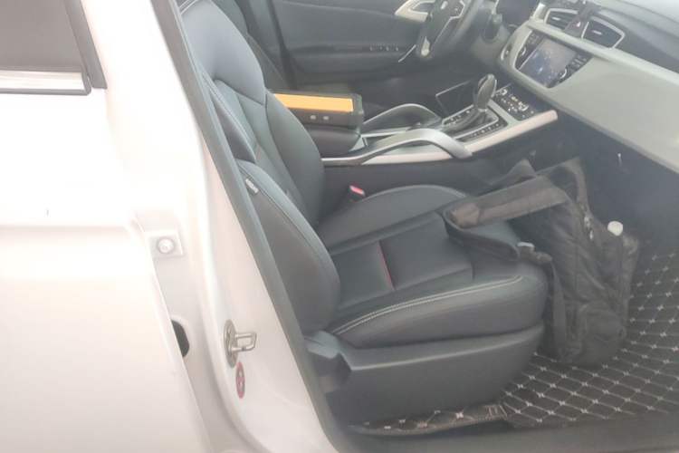 Used Geely Auto Emgrand X7 Sport 2018 1.8TD Automatic Two-Wheel Drive Smart Connect 4G Internet Edition Right Front Seat