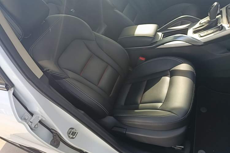 Used Geely Auto Emgrand X7 Sport 2018 1.8TD Automatic Two-Wheel Drive Smart Connect 4G Internet Edition Right Front Seat