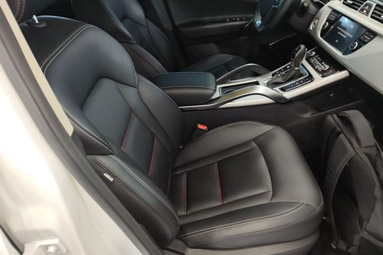 Used Geely Auto Emgrand X7 Sport 2018 1.8TD Automatic Two-Wheel Drive Smart Connect 4G Internet Edition Right Front Seat