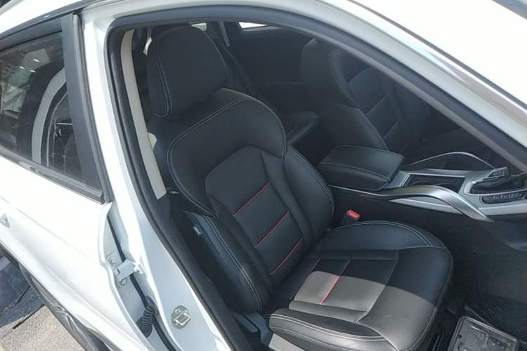 Used Geely Auto Emgrand X7 Sport 2018 1.8TD Automatic Two-Wheel Drive Smart Connect 4G Internet Edition Right Front Seat