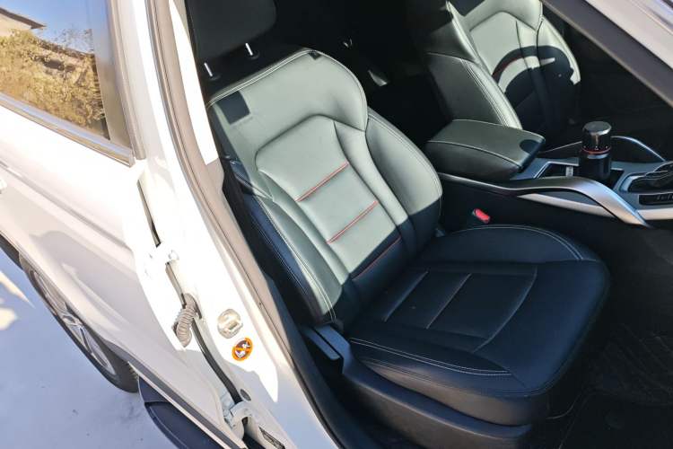 Used Geely Auto Emgrand X7 Sport 2018 1.8TD Automatic Two-Wheel Drive Smart Connect 4G Internet Edition Right Front Seat