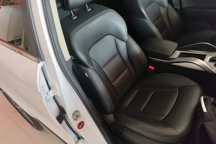 Used Geely Auto Emgrand X7 Sport 2018 1.8TD Automatic Two-Wheel Drive Smart Connect 4G Internet Edition Right Front Seat
