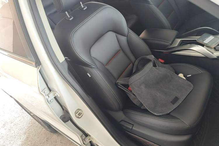 Used Geely Auto Emgrand X7 Sport 2018 1.8TD Automatic Two-Wheel Drive Smart Connect 4G Internet Edition Right Front Seat