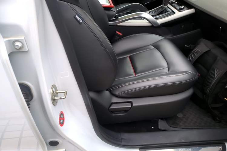 Used Geely Auto Emgrand X7 Sport 2018 1.8TD Automatic Two-Wheel Drive Smart Connect 4G Internet Edition Right Front Seat