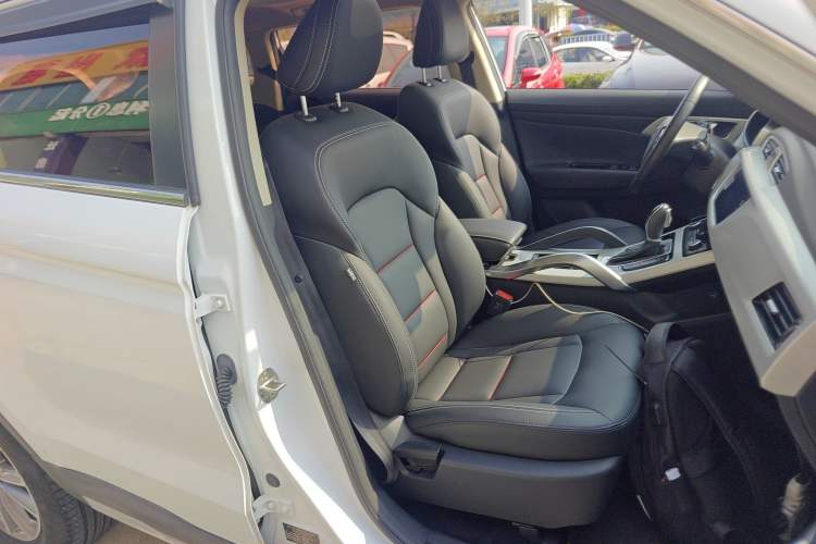 Used Geely Auto Emgrand X7 Sport 2018 1.8TD Automatic Two-Wheel Drive Smart 4G Connected Version Right Front Seat