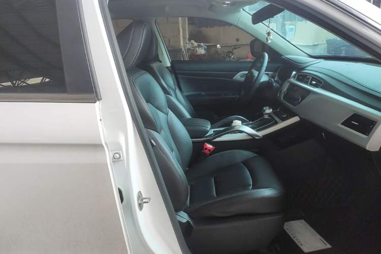 Used Geely Auto Emgrand X7 Sport 2018 1.8TD Automatic Two-Wheel Drive Smart Connect 4G Internet Edition Right Front Seat