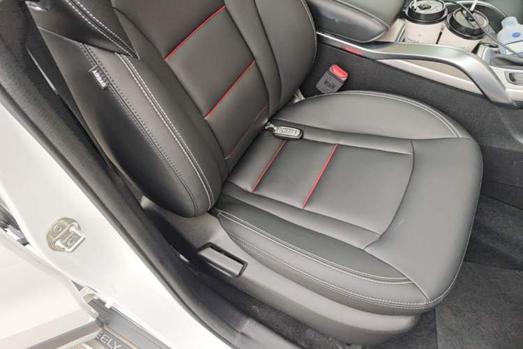Used Geely Auto Emgrand X7 Sport 2018 1.8TD Automatic Two-Wheel Drive Smart 4G Connected Version Right Front Seat
